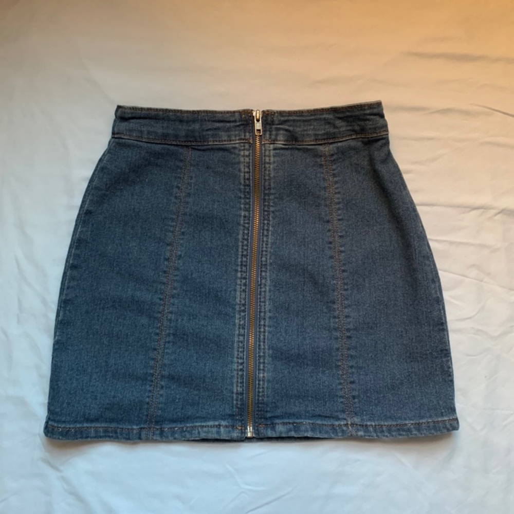 Denim skirt with zipper
